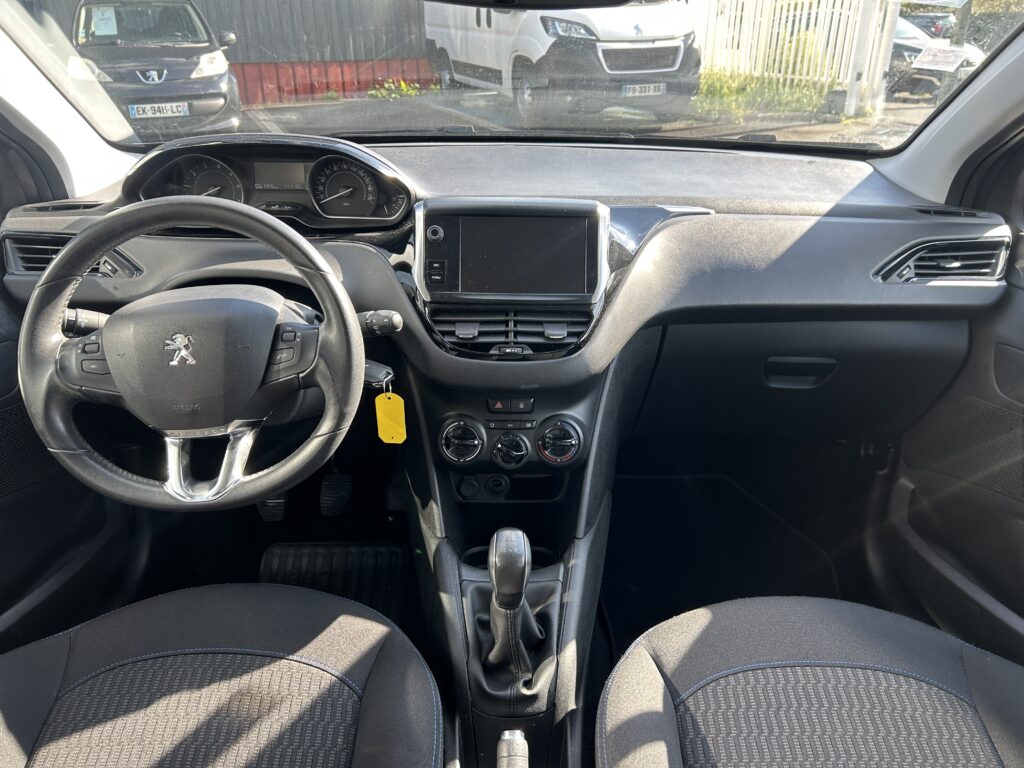 Peugeot 208 Signature